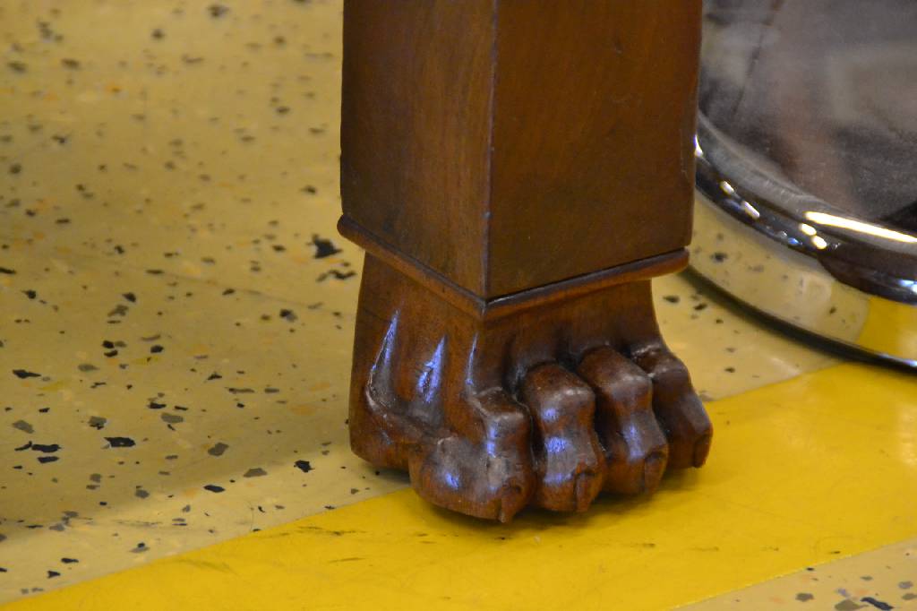 Detail a: Bett, Frankreich um 1870, Empire-Stil, Mahagoni massiv, einfache Kassettierung in Pyramidenmahagoni, Kopfteil mit Kugelfialen, stilübliche ...