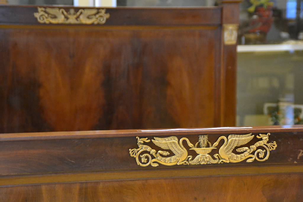 Detail b: Bett, Frankreich um 1870, Empire-Stil, Mahagoni massiv, einfache Kassettierung in Pyramidenmahagoni, Kopfteil mit Kugelfialen, stilübliche ...