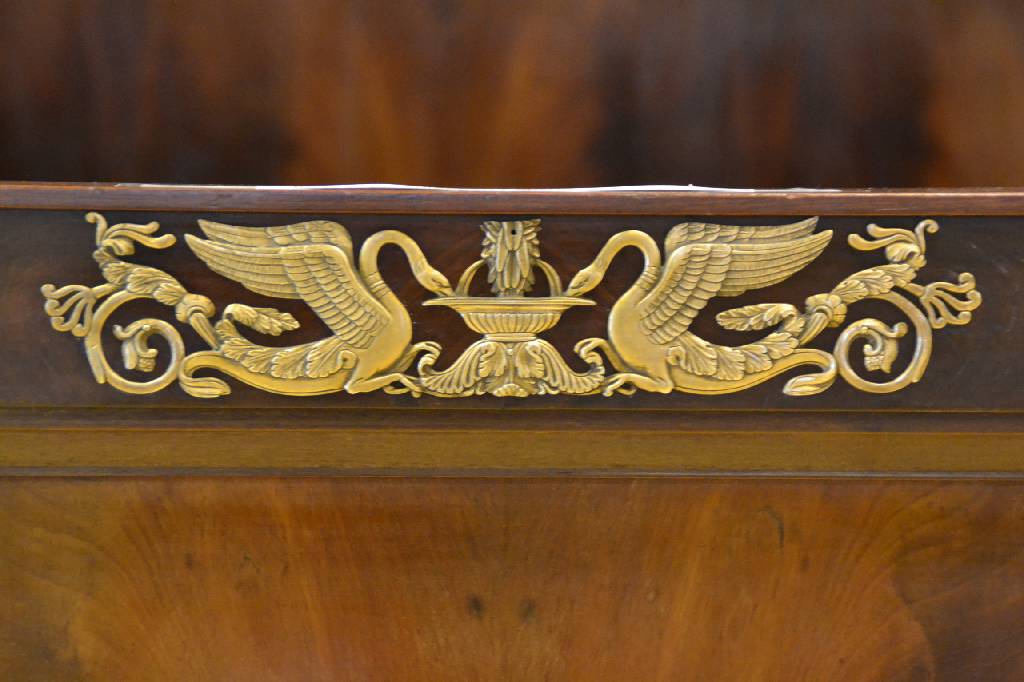 Detail c: Bett, Frankreich um 1870, Empire-Stil, Mahagoni massiv, einfache Kassettierung in Pyramidenmahagoni, Kopfteil mit Kugelfialen, stilübliche ...