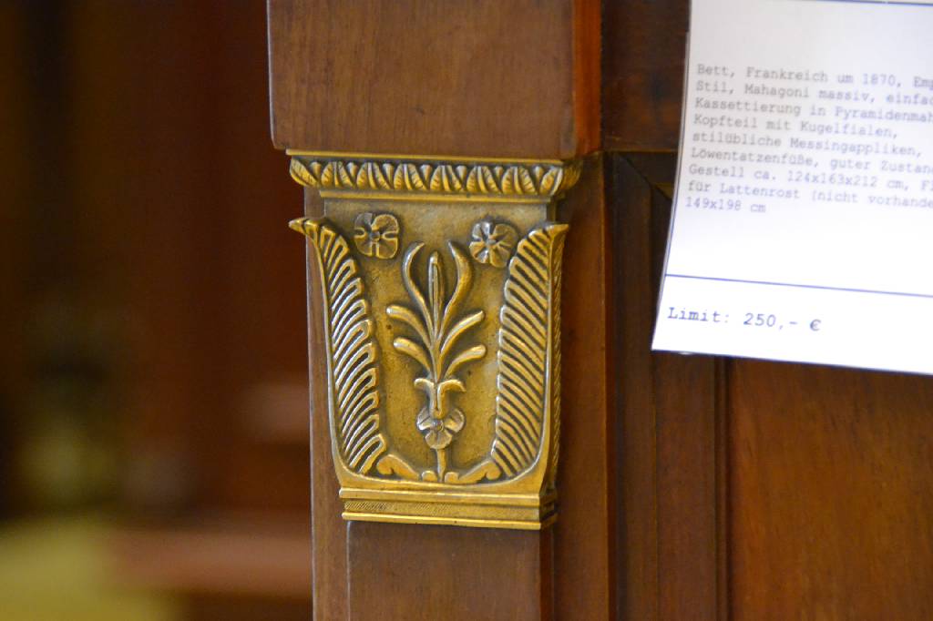 Detail d: Bett, Frankreich um 1870, Empire-Stil, Mahagoni massiv, einfache Kassettierung in Pyramidenmahagoni, Kopfteil mit Kugelfialen, stilübliche ...