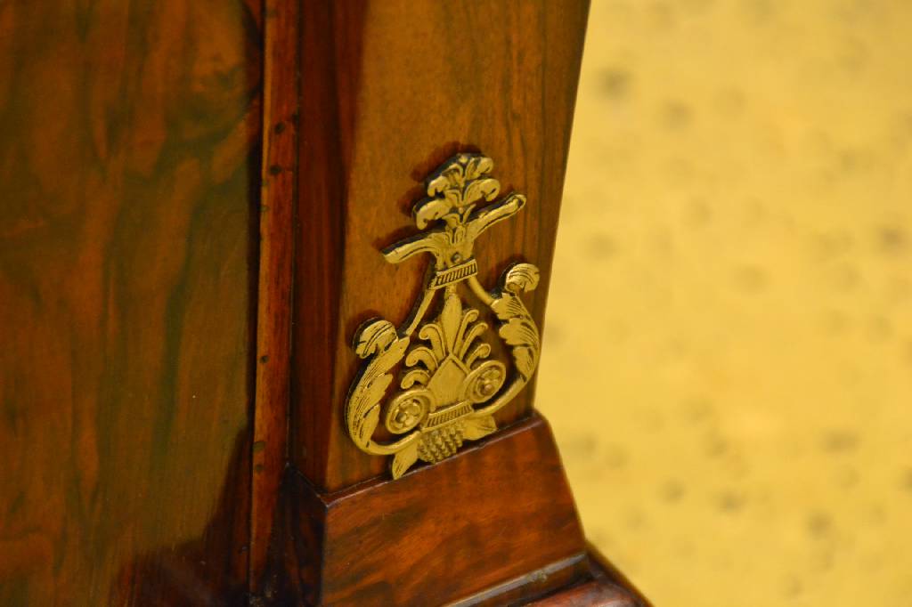 Detail c: Kommode, Frankreich um 1800/15, Empire, Nussbaumkorpus, Front 4-fach gespiegeltes Wurzelnussfurnier verlegt, 4-schübig, seitl. sich verjüngende ...