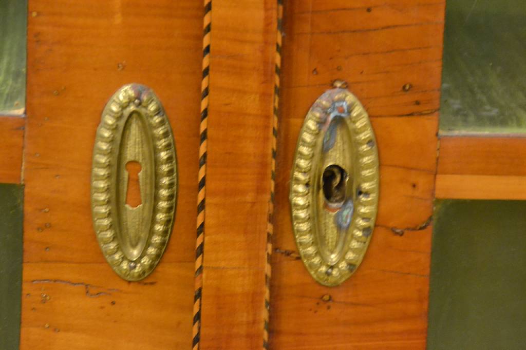 Detail a: Vitrine, deutsch um 1770/80, Kirschbaumfurnier auf Weichholzkorpus, Kopf der Vitrine weich profiliert, 2-türig mit alter Verglasung, ...
