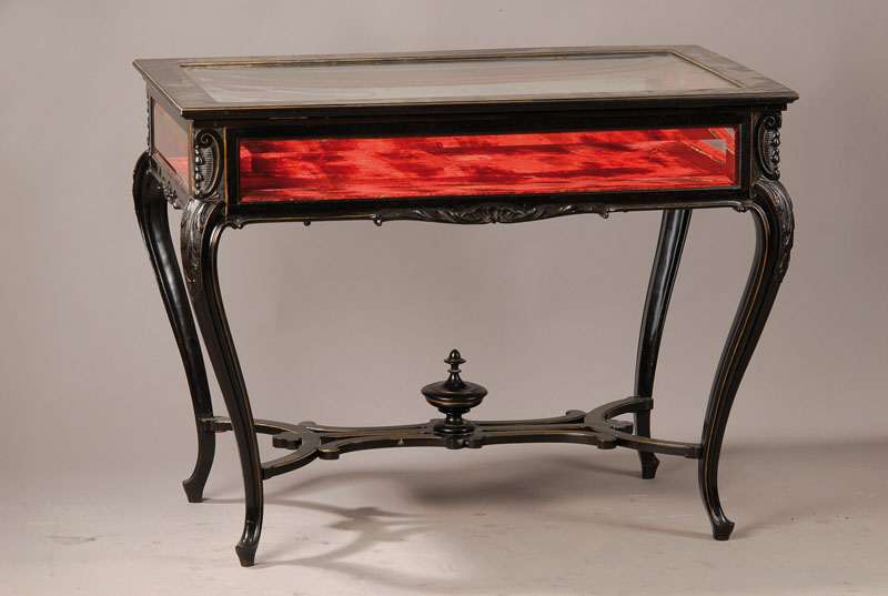 Vitrinentisch, Frankreich um 1880/90, Buche geschwärzt, z.T. facettiertes Glas, geschweifte Beine mit floraler Beschnitzung, eleganter ...