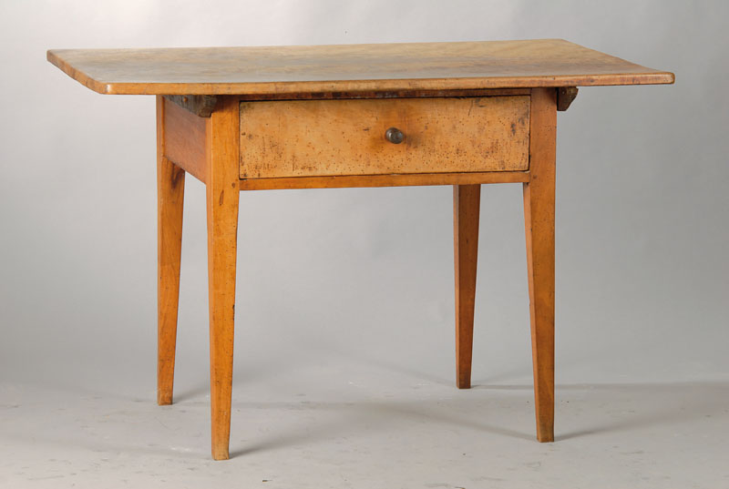 Tisch, 1830/40, Obstholz (Birne), 1- schübig, konische Beine, AKUTER Wurmbefall (Fehler im Katalog), urig u. bäuerlich, guter Zustand, ...