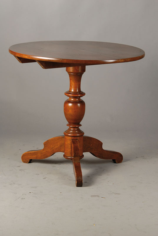 Tischchen, südwestdeutsch um 1860/70, Nussbaum massiv, Platte abklappbar, Balustersäule auf Dreifuß, H. ca. 72 cm, D. ca. 77 cm