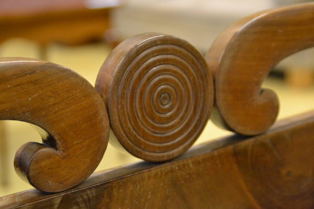 Detail a: Biedermeiersofa, wohl Mainz um 1830, Volutenbekrönung, Rückenlehne l. geschweift, ausladende Armlehnen, typisches Füllhornmotiv,gerieft, Bezug u. ...