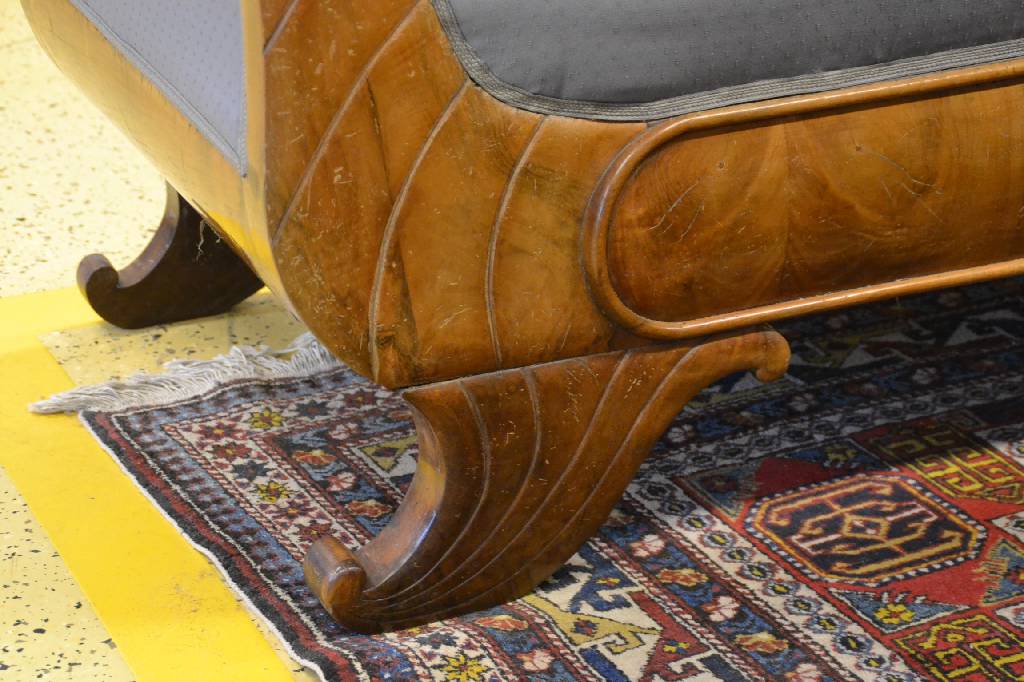 Detail b: Biedermeiersofa, wohl Mainz um 1830, Volutenbekrönung, Rückenlehne l. geschweift, ausladende Armlehnen, typisches Füllhornmotiv,gerieft, Bezug u. ...