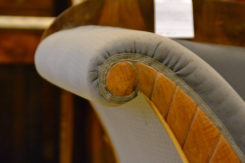 Detail c: Biedermeiersofa, wohl Mainz um 1830, Volutenbekrönung, Rückenlehne l. geschweift, ausladende Armlehnen, typisches Füllhornmotiv,gerieft, Bezug u. ...