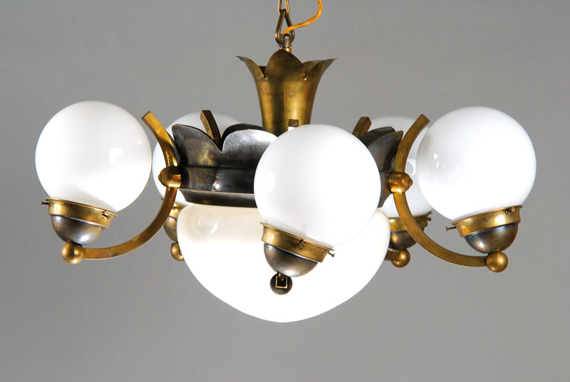 Deckenlampe, deutsch, um 1935, Messingmontur mit 6 Brennstellen, diese mit weiß-opaken Kugelschirmen aus Glas, Elektrifizierung nicht geprüft, H. ...