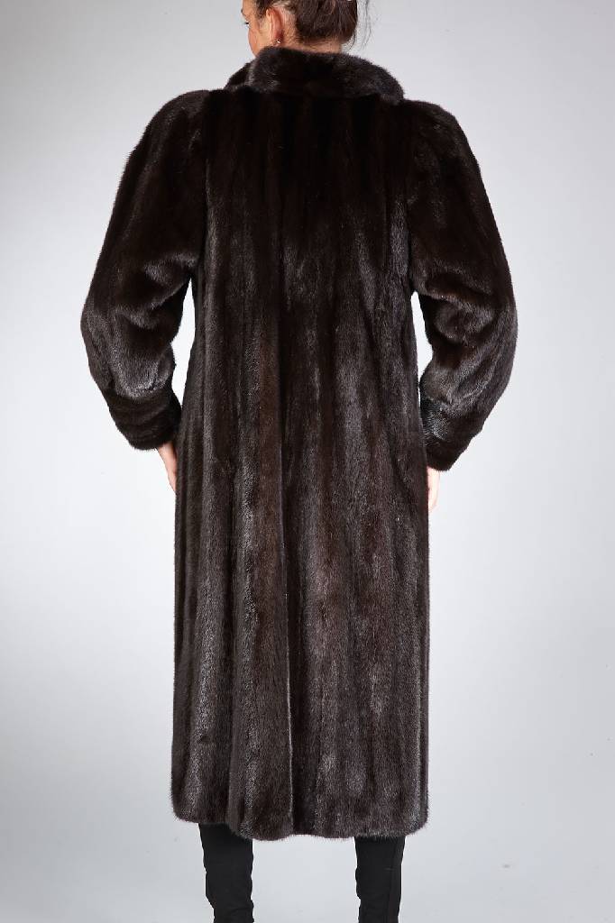 Detail a: Nerzmantel, Gr. 36/38, schwarze Felle, längs verarbeitet, 2 seitl. Einschubtaschen, schwarzes Innenfutter mit Innentasche, Reverskragen, L. ca. 125 ...