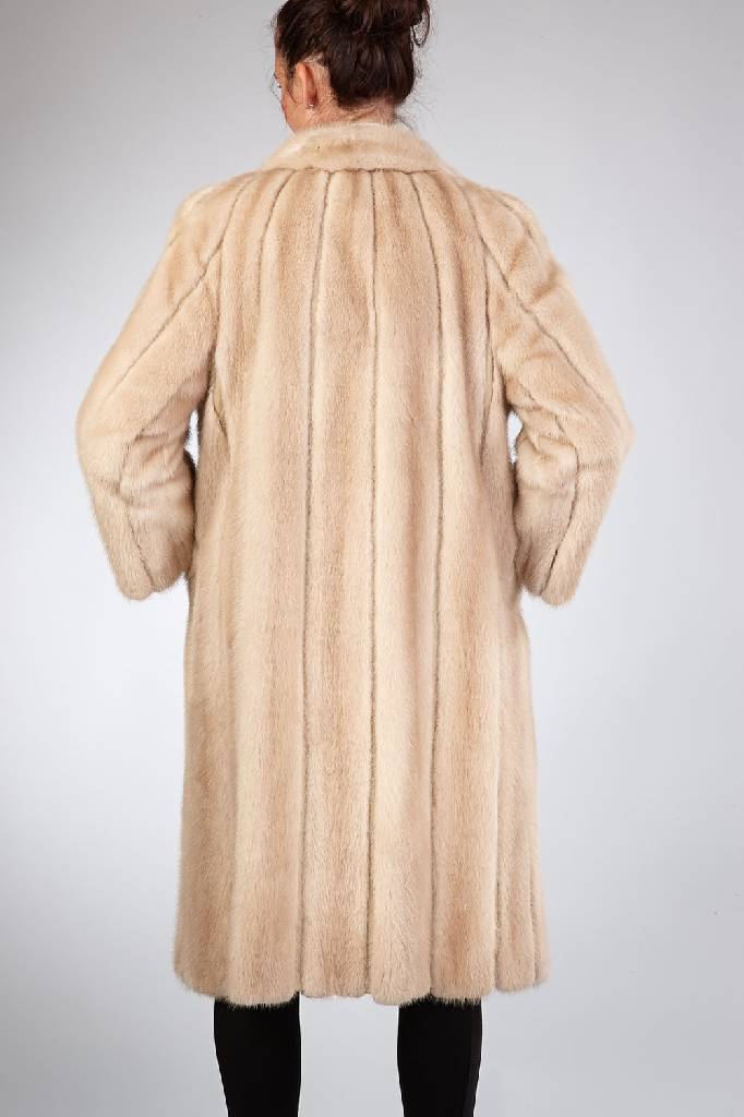 Detail a: Nerzmantel, Gr. ca. 38, Felle hellbraun/beige, längs verarbeitet, mit Ledereinsätzen, 2 seitl. Einschubtaschen, hellgraues Innenfutter mit ...