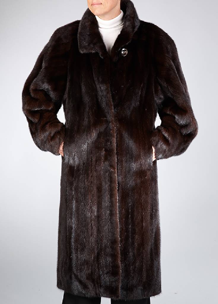 Schwarzer Nerzmantel, Gr. ca. 44, Label: Saga Mink, 2 Einschubtaschen, gemustertes Innenfutter, Rückenl. ca. 122 cm
