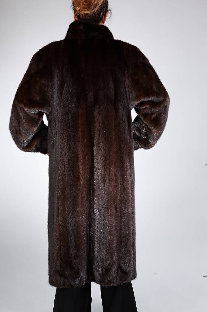 Detail a: Schwarzer Nerzmantel, Gr. ca. 44, Label: Saga Mink, 2 Einschubtaschen, gemustertes Innenfutter, Rückenl. ca. 122 cm