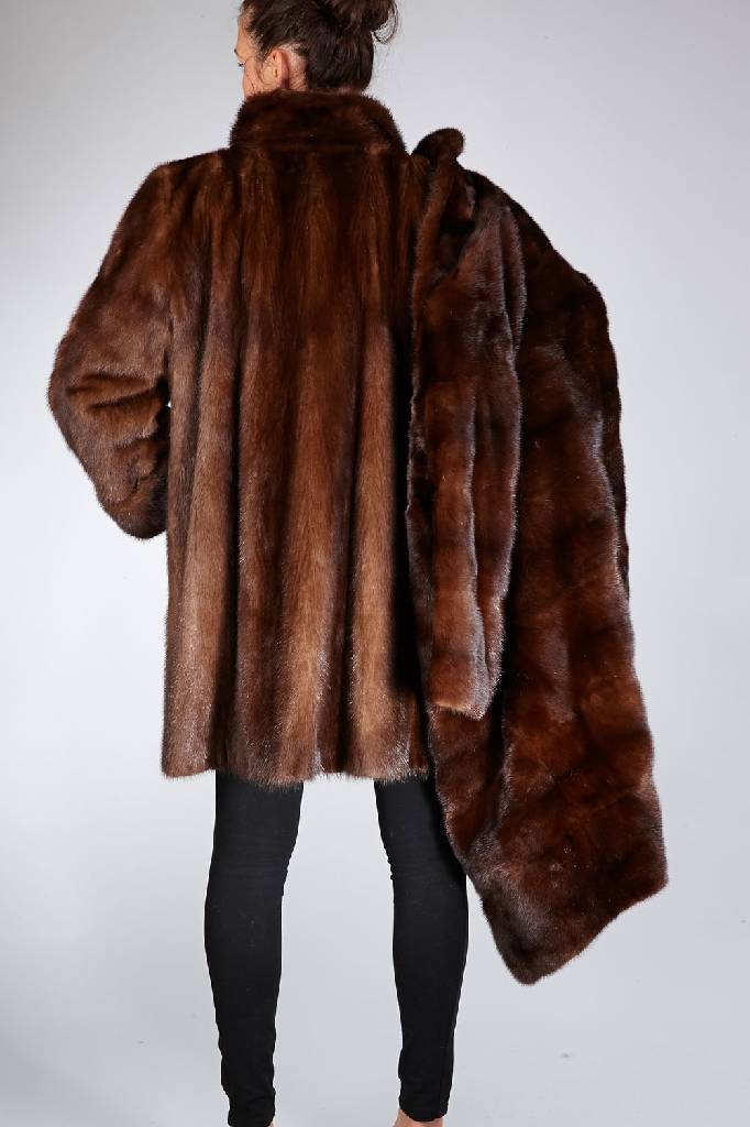 Detail a: Konvolut aus Nerz, best. aus: 1x Saga Mink Nerzlongjacke, Gr. ca. 42/44, mittel- braune Felle längs verarbeitet, Kragen mit Zierknopf, Ärmel mit ...