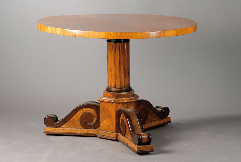 Tisch, Biedermeier, um 1830, Nußbaumfurnier, sternförmig gespiegelte Platte, Säulenfuß, rest., l. Altersspuren, H. ca. 76 cm, D. ca. 102 cm