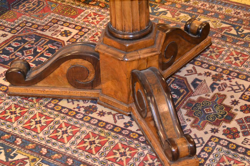 Detail a: Tisch, Biedermeier, um 1830, Nußbaumfurnier, sternförmig gespiegelte Platte, Säulenfuß, rest., l. Altersspuren, H. ca. 76 cm, D. ca. 102 cm