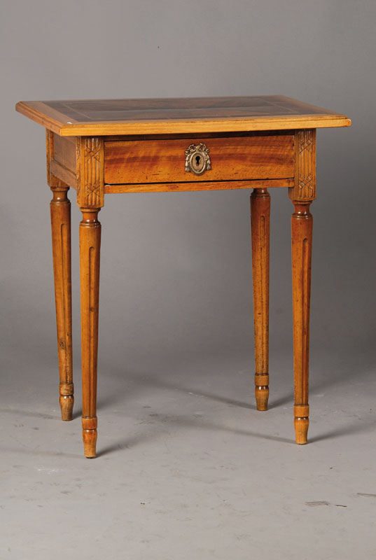kleiner Tisch, klassizistisch, um 1780, Platte mit Marketerie später, eine Schublade, Schlüsselschild erneuert, restauriert, ca. 73x64x51 cm