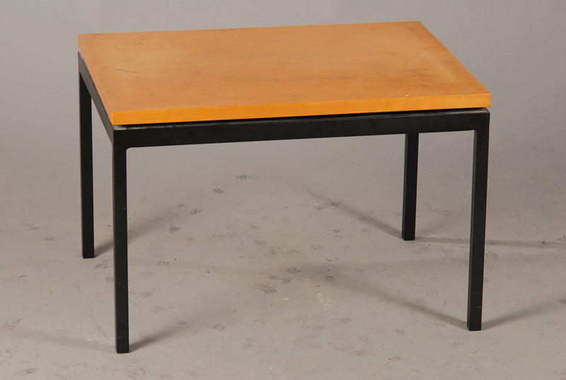 Sofatisch bzw. Beistelltisch, Knoll Int., Mid-Century-Design, Etikett auf der Unterseite, Komm.Nr. 4671, Gebr.-Sp., ca. 41x60x45 cm