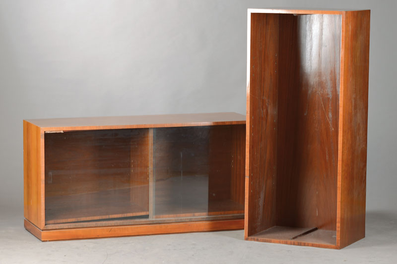 Vitrine u. Regal, Mid-Century-Design, Nussbaumfurnier, Vitrine mit 2 Glasschiebetüren, 2 Einlegebretter, ca. 62x125x41 cm, Regal ca. 77x55x41 cm, ...