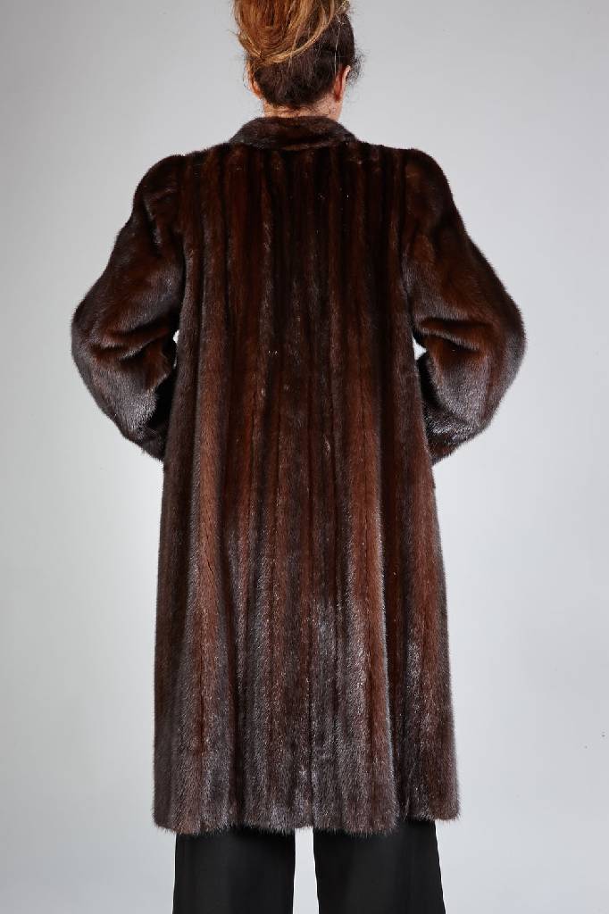 Detail a: Nerzmantel, Gr. ca. 38, dunkelbraune Felle längs verarbeitet, 2 seitl. Einschubtaschen, 1 Innentasche, bronzef. Innenfutter mit aufwändiger ...