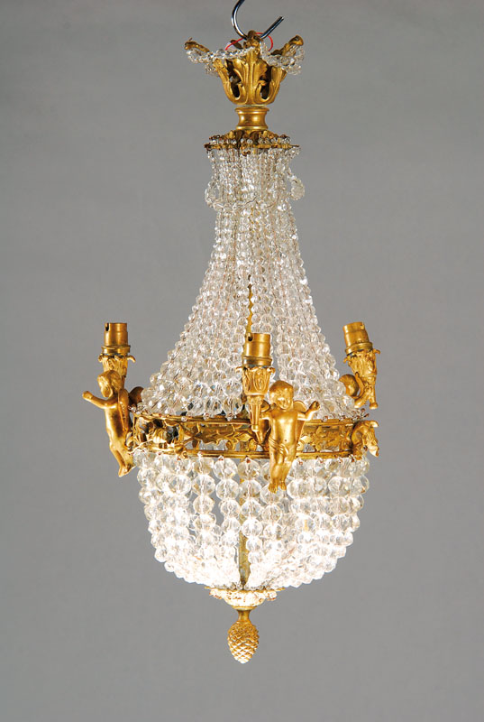 Dreikerziger Bronzelüster, Frankreich/Paris, um 1900, in Barockstil, Brennstellen in Form von Putten als Lichtträger ausgeformt, lichtreif mit ...