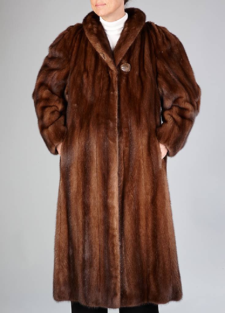 SAGA MINK-Nerzmantel, Gr. ca. 44, braune Felle, längs verarbeitet, braun gemustertes Innenfutter, Kragen mit Zierknopf , leicht ausgestellte Form, ...