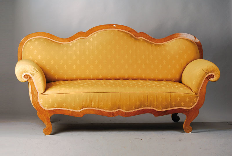 Sofa, wohl Frankreich um 1870/80, 3-fach geschweift, Armlehnen volutiert, üppig gepolstert, beige-farbener Bezug mit franz. Lilie, geschweifte u. ...