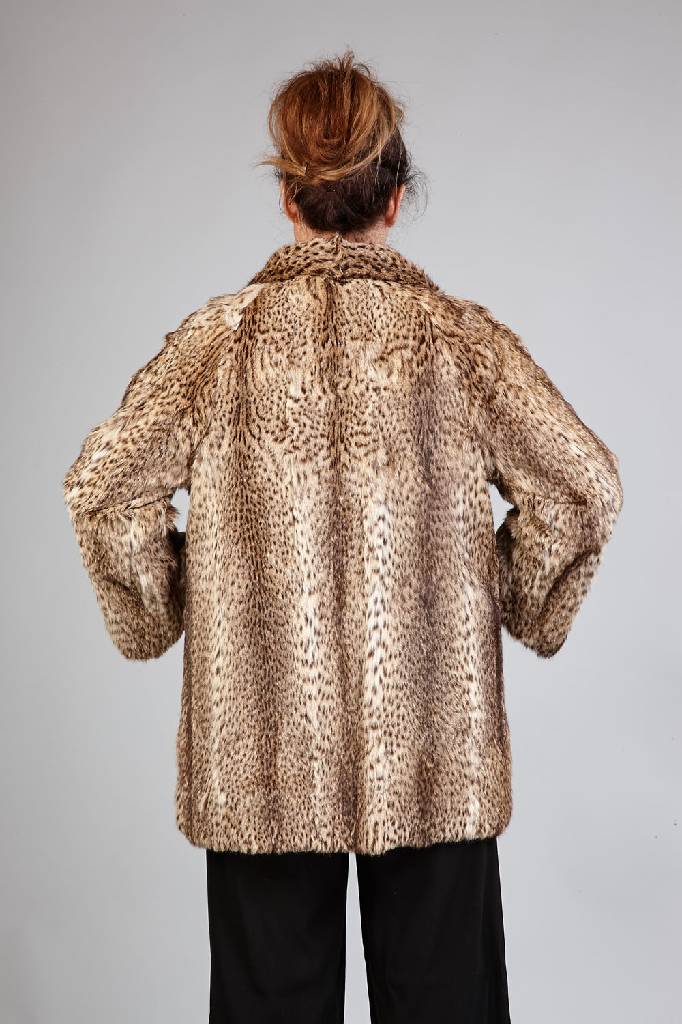 Detail a: Geoffroy-Katzen-Longjacke, Gr. ca. 40, großer Reverskragen, 2 seitl. Einschubtaschen , 1 Innentasche, braunes Innenfutter, Rückenl.ca. 80 cm, EU ...