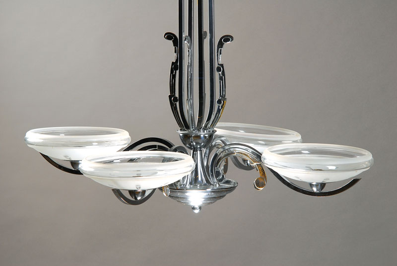 Deckenlampe, Frankreich, 30er/40er Jahre, Metall verchromt, vier Arme mit großen z.T. mattierten Glasschirmen, Elektr. erneuertjedoch nicht ...