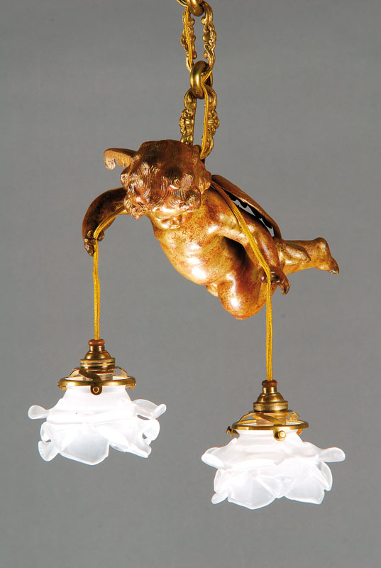 Deckenlampe, Belgien, um 1900/10, Engel mit zwei Rosenschirmen, Bronzeguß, Elektr. z.T. erneuert jedoch nicht geprüft, ca. H. ca. 62 cm