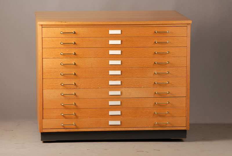 Schubladen-/Grafikschrank, 2.H. 20.Jh., Eichefurnier, z.T. auf Buchekorpus, Hersteller"Hados", 10-schübig je mit Beschriftungsfeld, ...