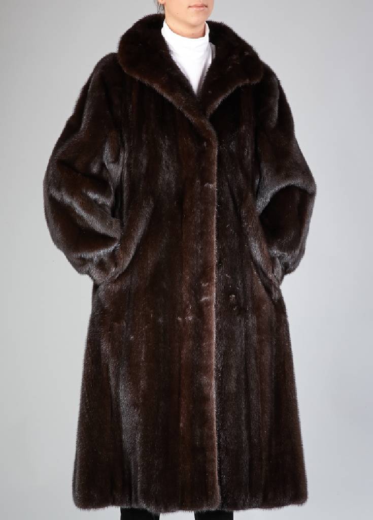 Schwarzer Nerzmantel, Gr. ca. 42, Label: Blackgama, 2 Einschubtaschen, schwarzesInnenfutter, Rückenl. ca. 116 cm, mit Zertifikat vom Pelzhaus ...