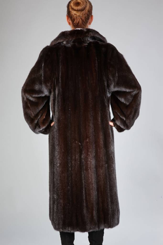 Detail a: Schwarzer Nerzmantel, Gr. ca. 42, Label: Blackgama, 2 Einschubtaschen, schwarzesInnenfutter, Rückenl. ca. 116 cm, mit Zertifikat vom Pelzhaus ...