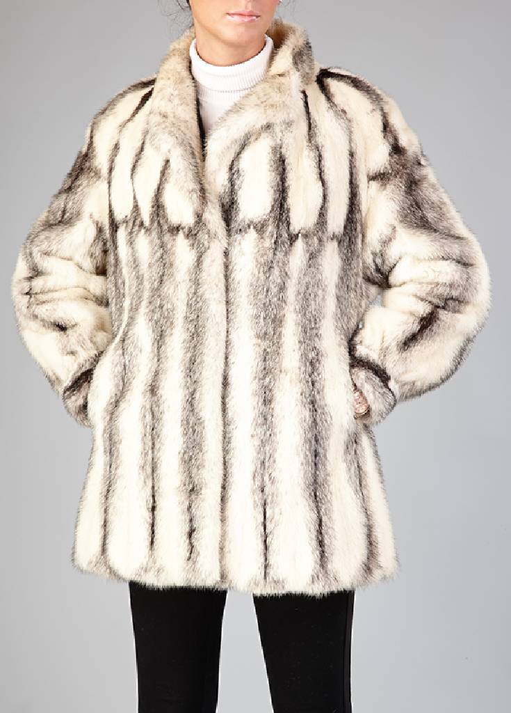 Black-Cross-Nerzlongjacke, Gr. ca. 38, Felle längs verarbeitet, Ärmel mit Manschetten, Stehkragen, hellgraues Innenfutter, unter dem Arm ...