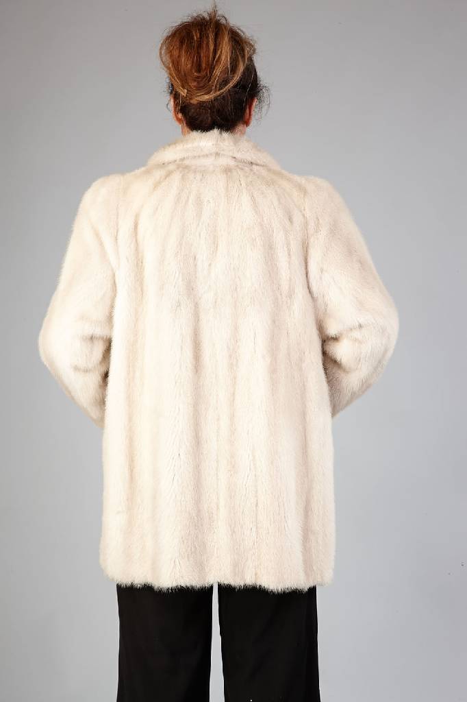 Detail a: Nerzlongjacke, Gr. ca. 38, weiße/beigefarbene Felle längs verarbeitet, Reverskragen, Ärmel mit Manschetten, braunes Innenfutter, 2 seitl. ...