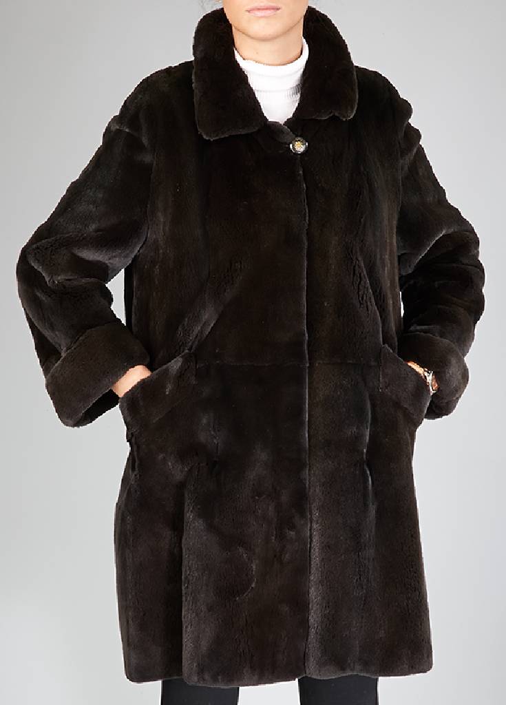 Schwarzer Samtnerzkurzmantel, Gr. ca. 38, Label: Saga Mink, schwarzes Innenfutter, 2 Taschen, Ärmel mit Umschlag, Rückenl. ca. 93 cm, neuwertiger ...