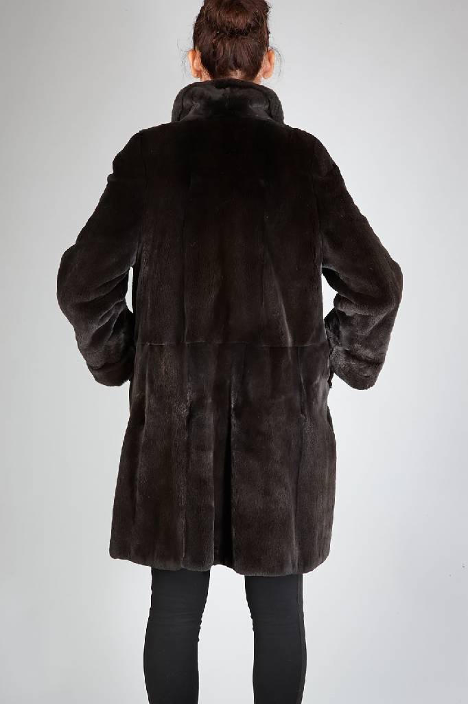 Detail a: Schwarzer Samtnerzkurzmantel, Gr. ca. 38, Label: Saga Mink, schwarzes Innenfutter, 2 Taschen, Ärmel mit Umschlag, Rückenl. ca. 93 cm, neuwertiger ...