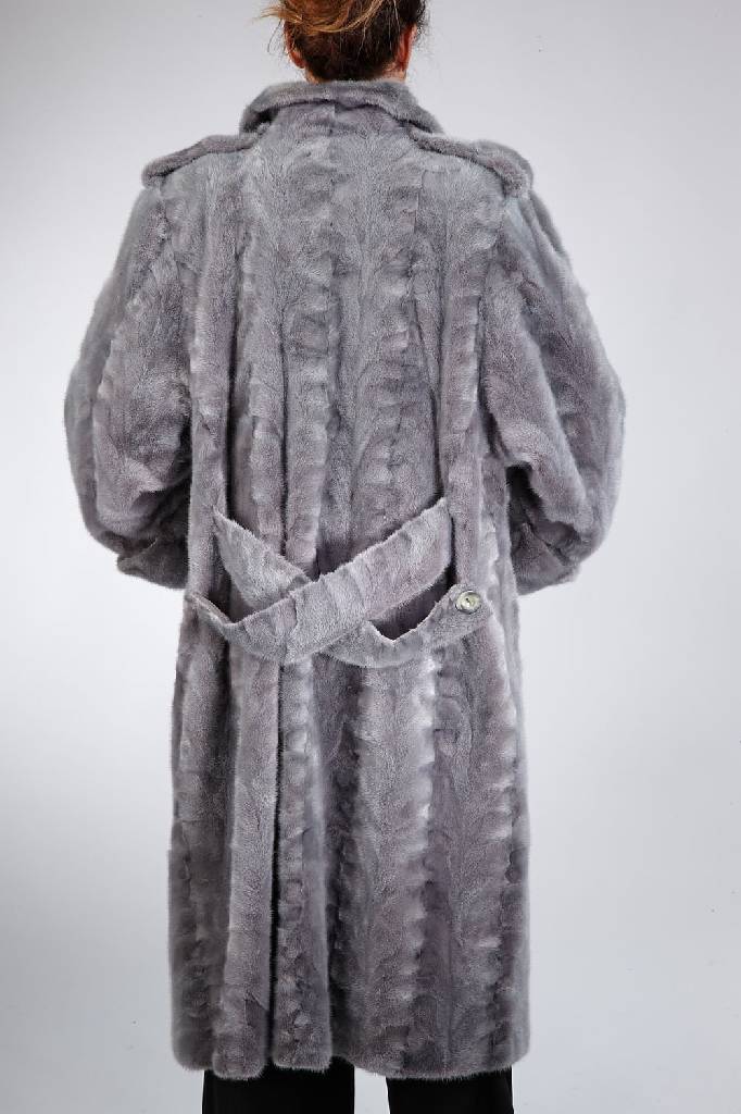 Detail a: Nerzmantel, Gr. ca. 40/42, Nerzstücke in Grau mit schimmerndem Lila, 2 seitl. Einschub-taschen, Rückenriegel, Schulterklappen, grauesInnenfutter, ...