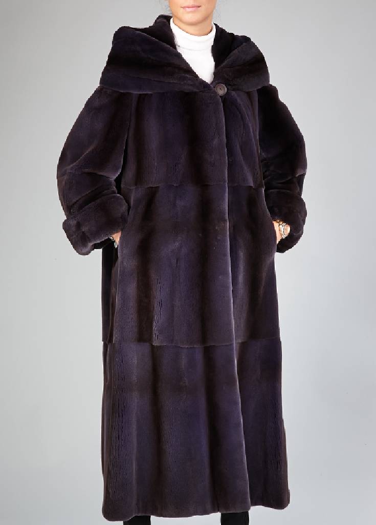 Langer Samtnerzmantel, tragbar für Gr. 42 - 46, Felle violett eingefärbt, quer verarbeitet, große Kapuze, Ärmel mit Krempe, 2 seitl. ...