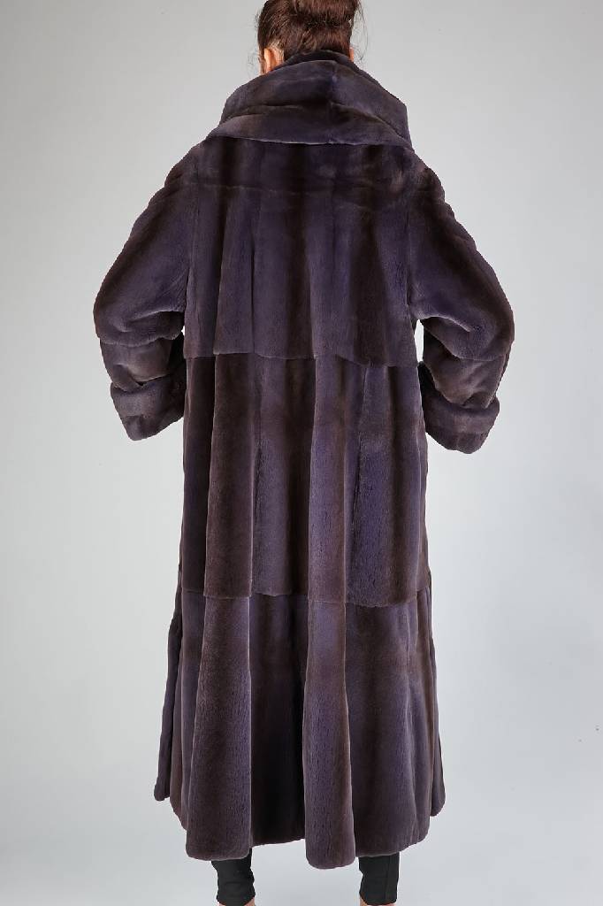 Detail a: Langer Samtnerzmantel, tragbar für Gr. 42 - 46, Felle violett eingefärbt, quer verarbeitet, große Kapuze, Ärmel mit Krempe, 2 seitl. ...