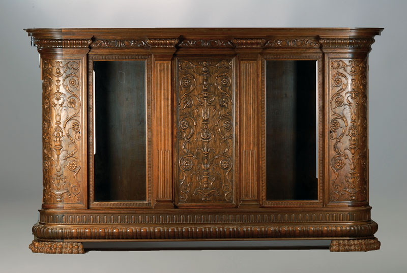 Große Büchervitrine, deutsch um 1920/30, 4-fach getreppter Kopf, fein gerieft, Pilastergliederung, Eckentüren abgerundet mit beschnitzten ...