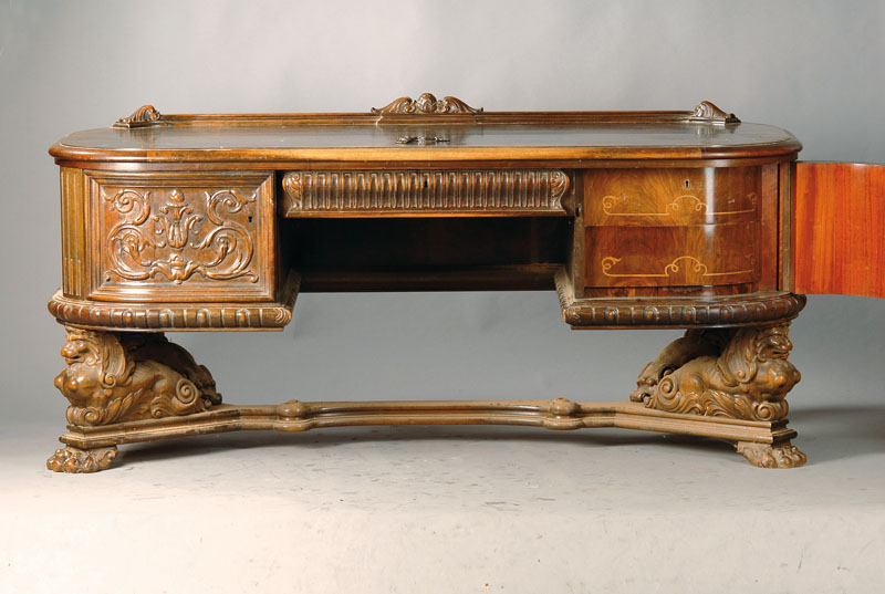 Schreibtisch mit Stuhl ,deutsch um 1900-30, Schreibtisch, Nussbaum massiv, z.T. Hirnholz, abgerundete Kanten, 2-türig u. 1-schübig, Türen je mit ...