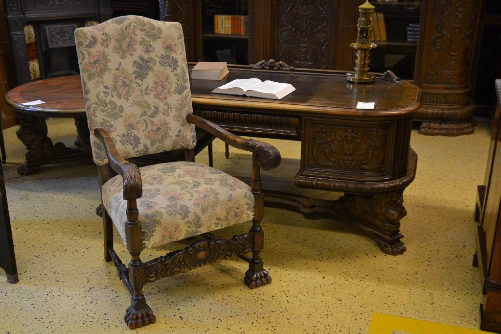 Detail a: Schreibtisch mit Stuhl ,deutsch um 1900-30, Schreibtisch, Nussbaum massiv, z.T. Hirnholz, abgerundete Kanten, 2-türig u. 1-schübig, Türen je mit ...