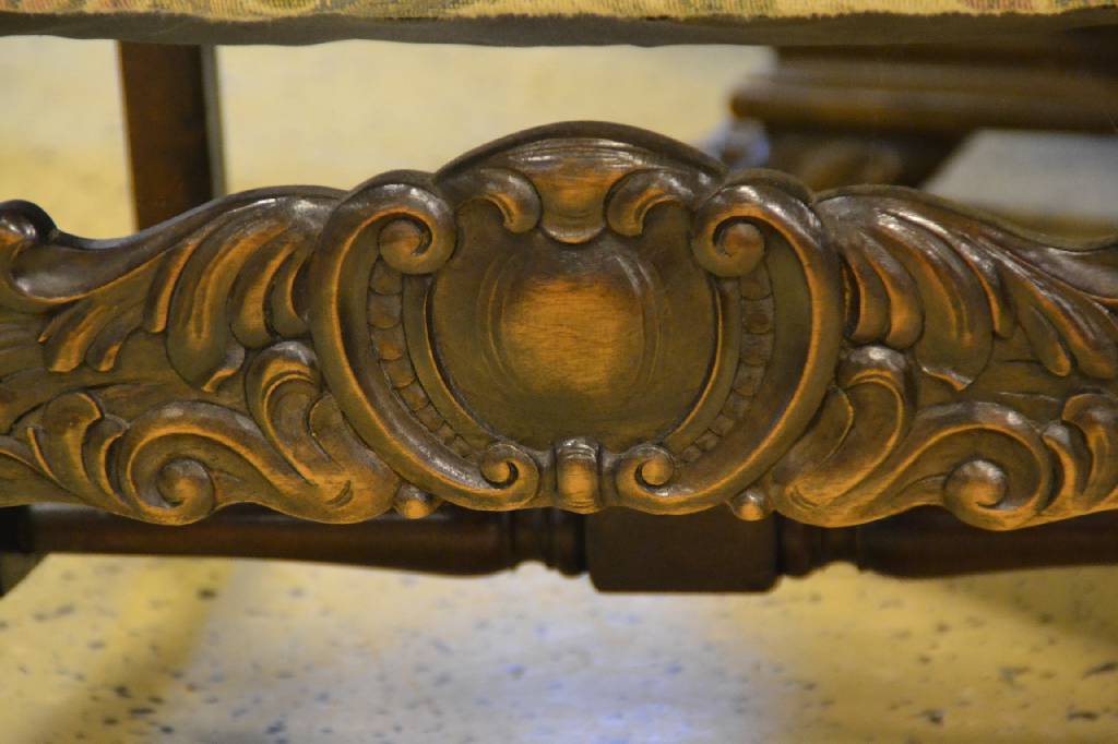 Detail c: Schreibtisch mit Stuhl ,deutsch um 1900-30, Schreibtisch, Nussbaum massiv, z.T. Hirnholz, abgerundete Kanten, 2-türig u. 1-schübig, Türen je mit ...