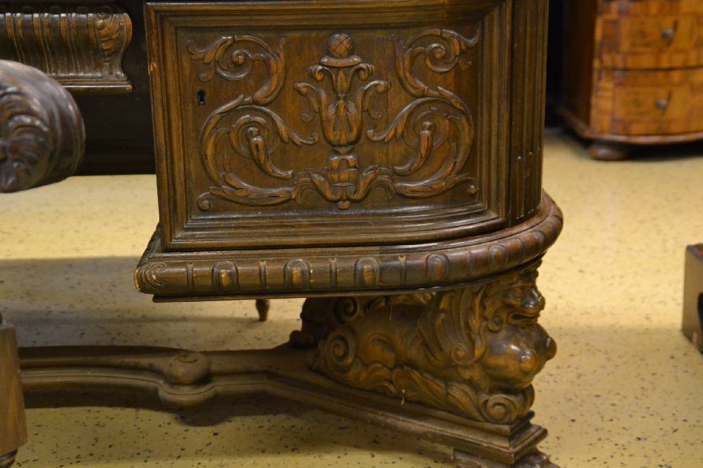 Detail d: Schreibtisch mit Stuhl ,deutsch um 1900-30, Schreibtisch, Nussbaum massiv, z.T. Hirnholz, abgerundete Kanten, 2-türig u. 1-schübig, Türen je mit ...