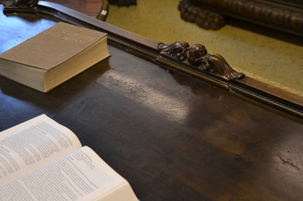 Detail e: Schreibtisch mit Stuhl ,deutsch um 1900-30, Schreibtisch, Nussbaum massiv, z.T. Hirnholz, abgerundete Kanten, 2-türig u. 1-schübig, Türen je mit ...