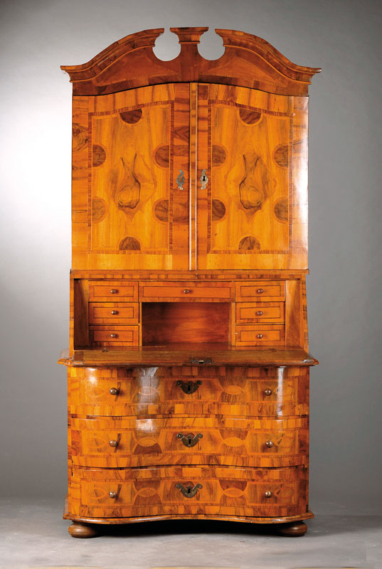 Barocker Aufsatzsekretär, Typ: á-trois-corps, um 1750-70, Süddeutschland, Nussbaumfurnier, Unterteil um 1750, 3-schübig, doppelt geschweift mit ...