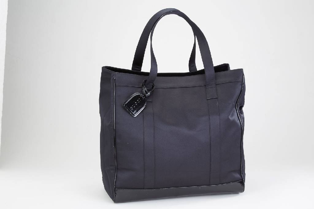 GUCCI Shopper, schwarzes Nylon in Seiden- optik, schwarzer Lack, 2 Tragehenkel, Lack- schild mit Gucci Prägung, innen schwarzes Kunstleder, ca. 40 ...