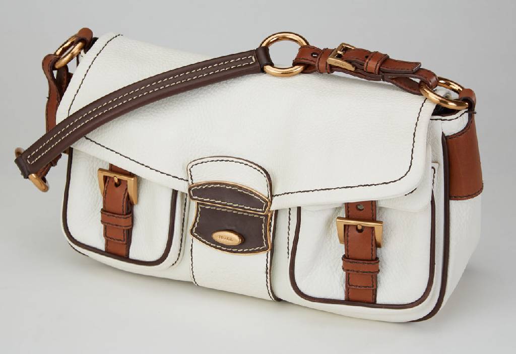 PRADA Handtasche, ecrufarb. und cognacfarb.Leder, Monturen Metall verg., 2 aufgesetzte Taschen mit Schnallen, ein Tragehenkel, innen brauner Stoff ...