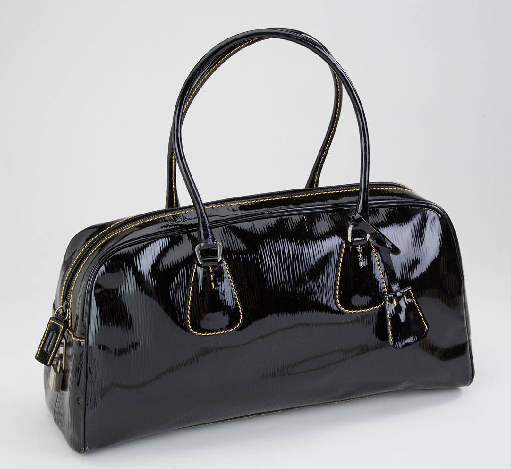 PRADA Handtasche, schwarzes Kalbslackleder in Faltenoptik, Naht in Gelb, 2 Tragehenkel, innen schwarzer Stoff mit Prada-Stickerei, seitl. Schloss, ...